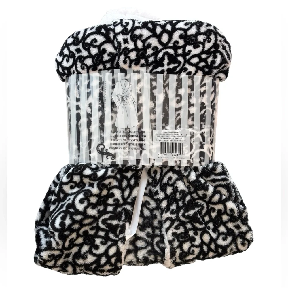 Deluxe Plush Black and White Sherpa Robe - Picture 3 of 4